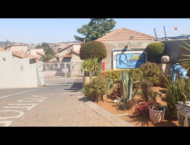 4 BEDROOM TOWNHOUSE FOR SALE IN MONDEOR